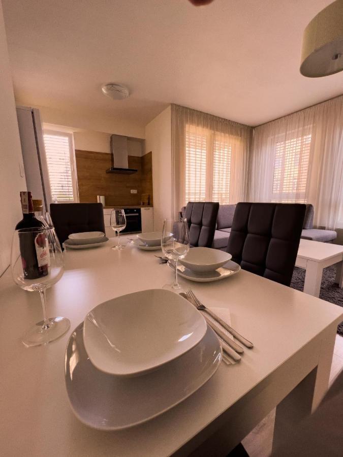 Elegant Escape Apartment I - City Centre Братислава Экстерьер фото