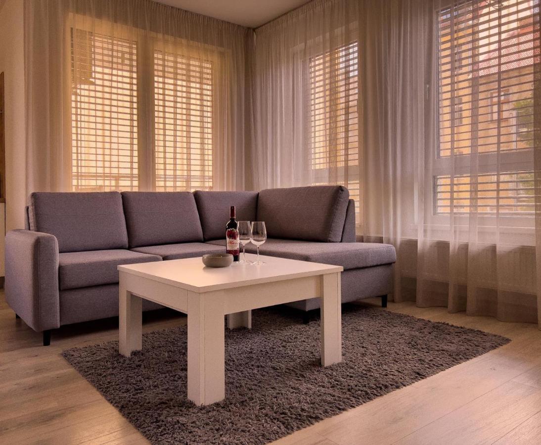 Elegant Escape Apartment I - City Centre Братислава Экстерьер фото