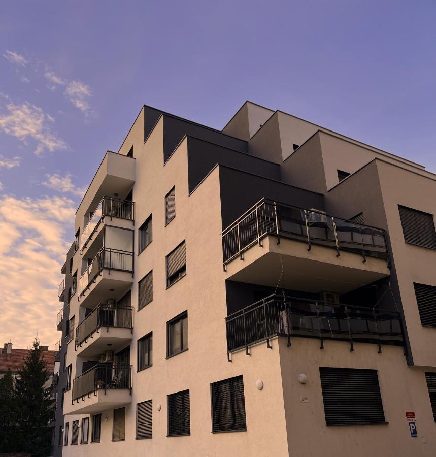 Elegant Escape Apartment I - City Centre Братислава Экстерьер фото
