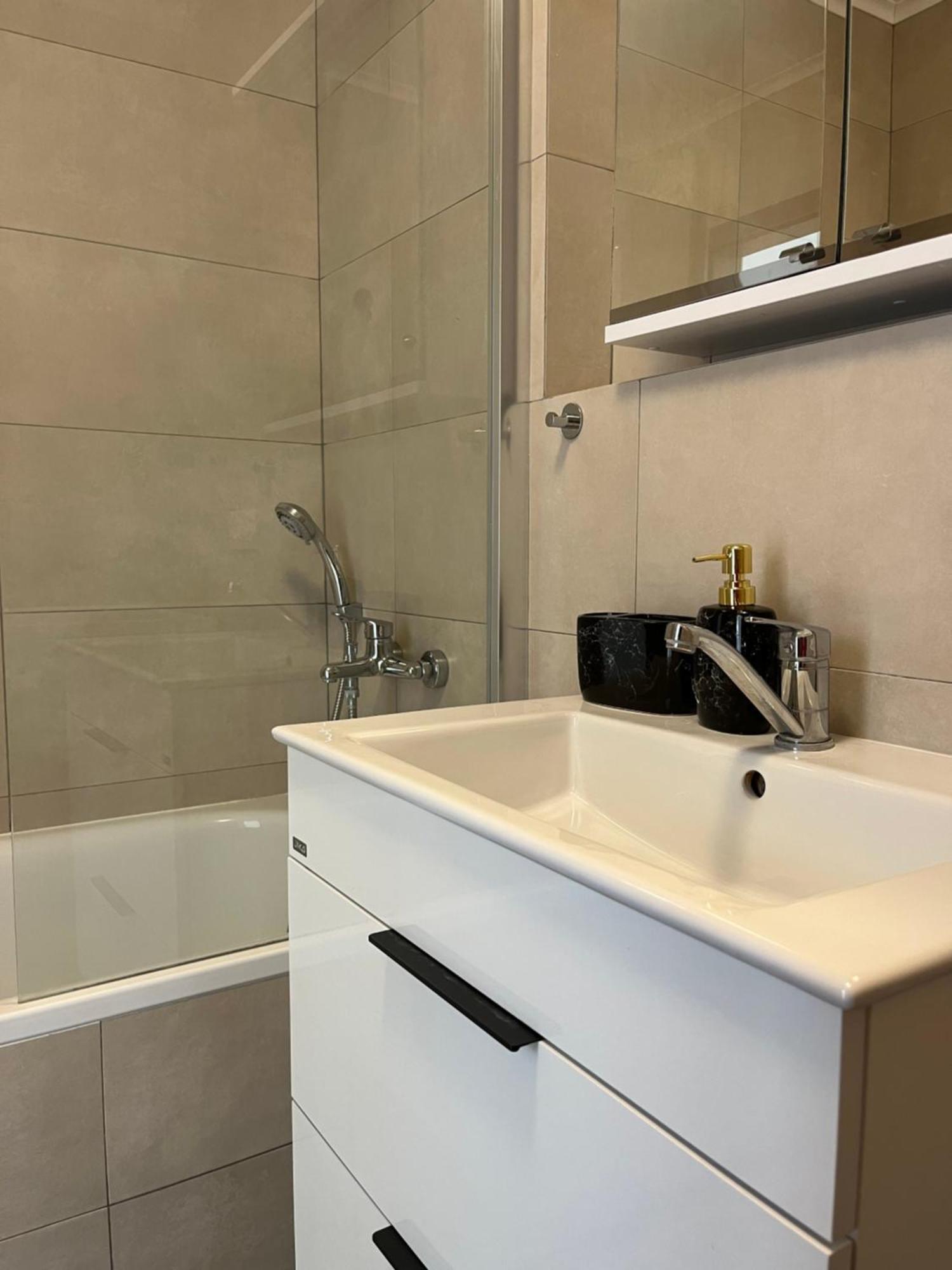 Elegant Escape Apartment I - City Centre Братислава Экстерьер фото